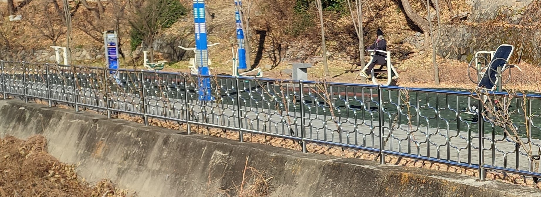 동덕천 공원 내 야외운동기구 1