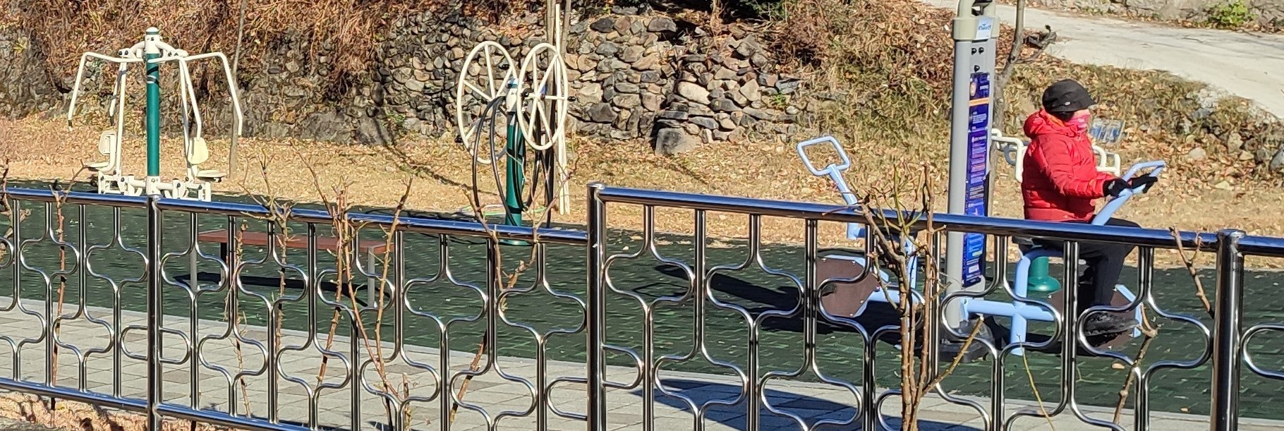 동덕천 공원 내 야외운동기구 2