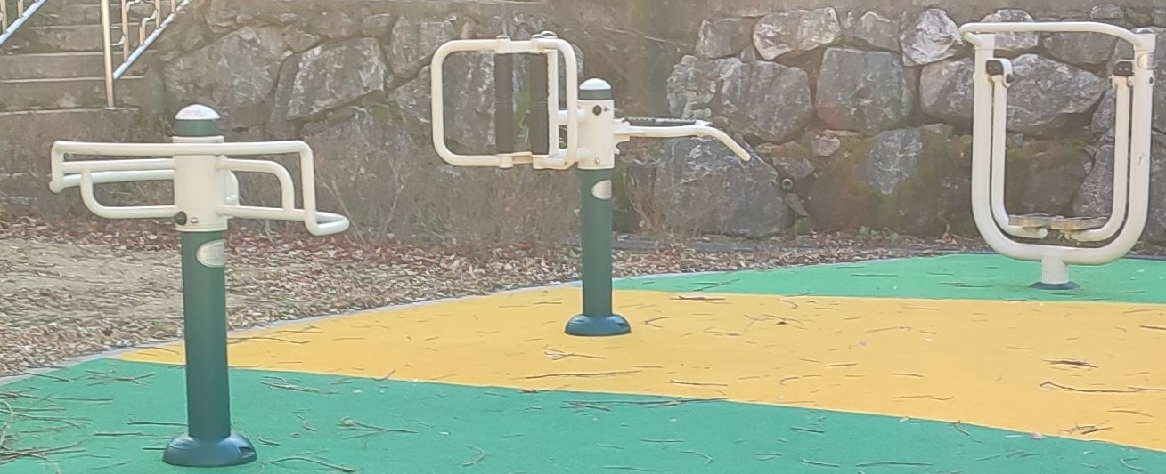 동덕천 공원 맞은편 놀이터 야외운동기구 1