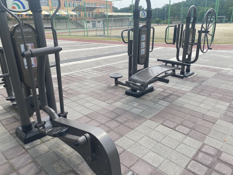 와동초등학교 야외운동기구 1