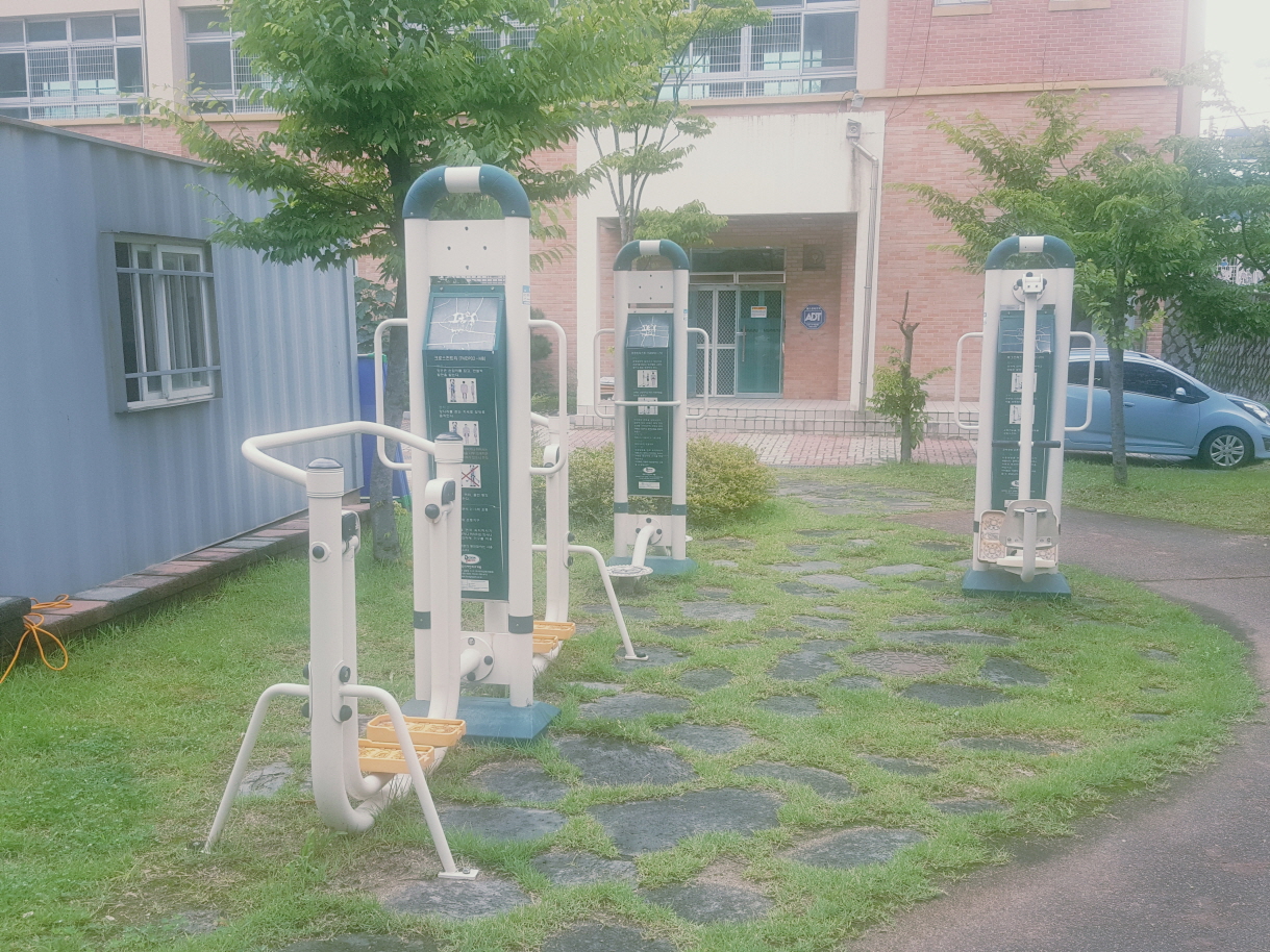 중리초등학교 야외운동기구 1
