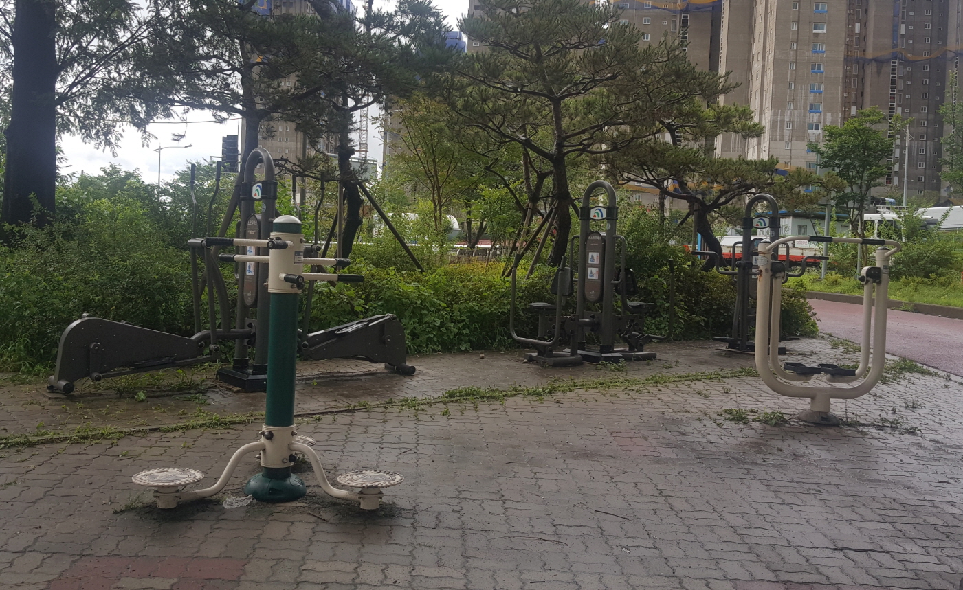 현도교 아래 야외운동기구 1