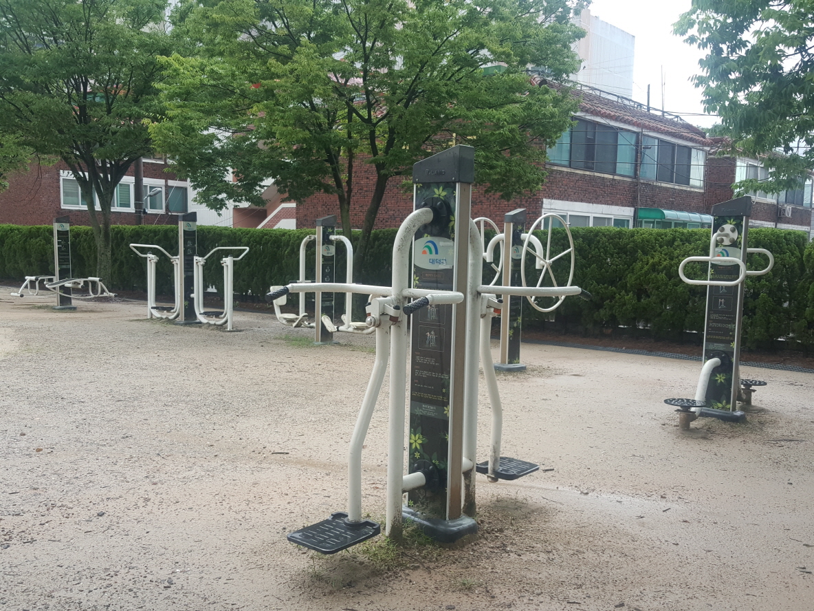 석봉초등학교 야외운동기구 1