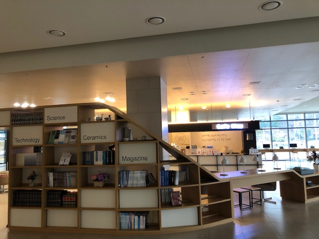 한국세라믹기술원 진주본원 북카페 1