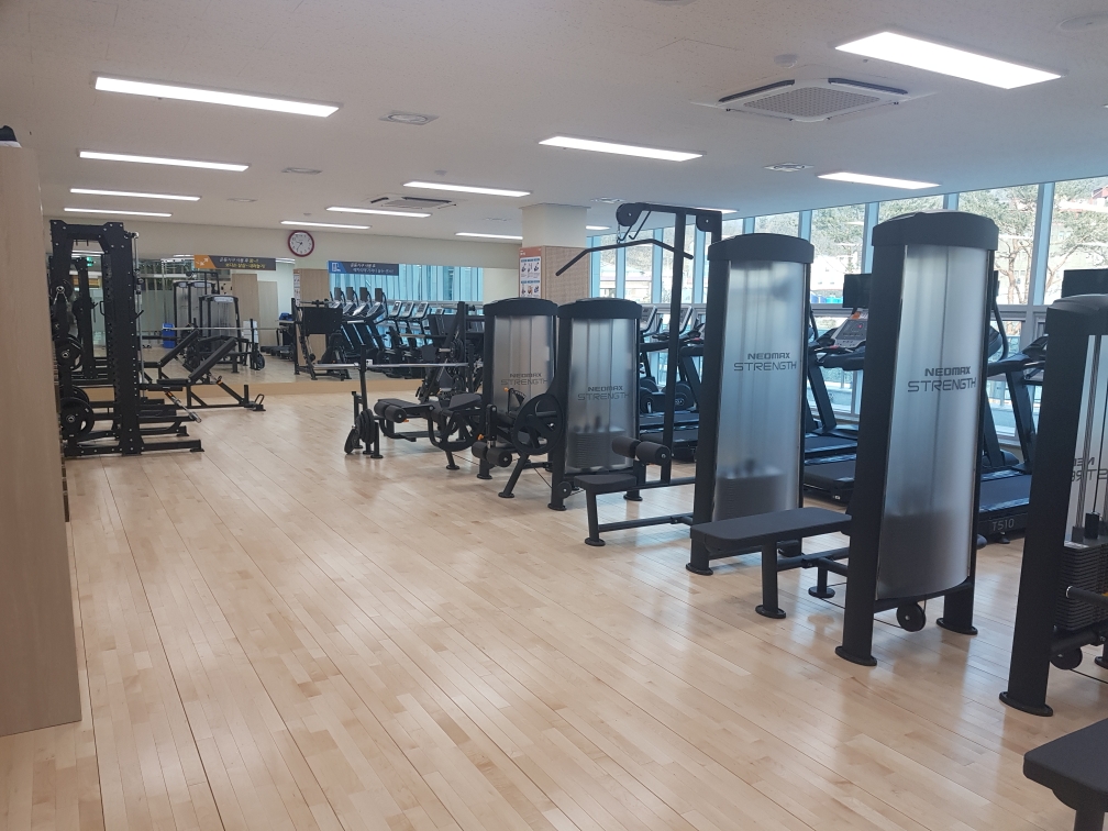 원통체육문화센터 헬스장 1