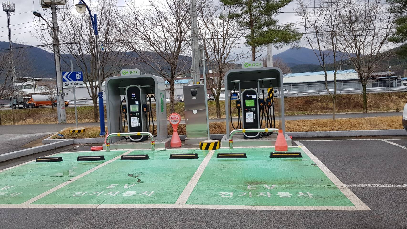 동명평생학습복지센터 본관 앞 주차장 3