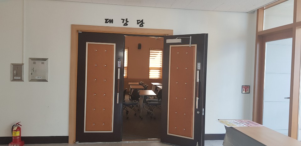 금산군다목적군민회관 본관3층 1