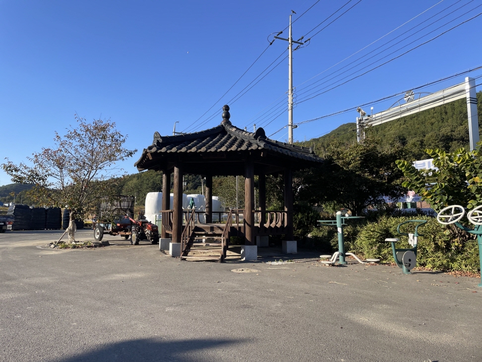 서암마을회관쉼터 1