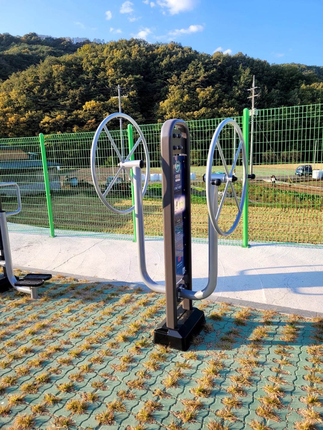 유곡면 신상곡마을회관 앞 운동기구(2) 1