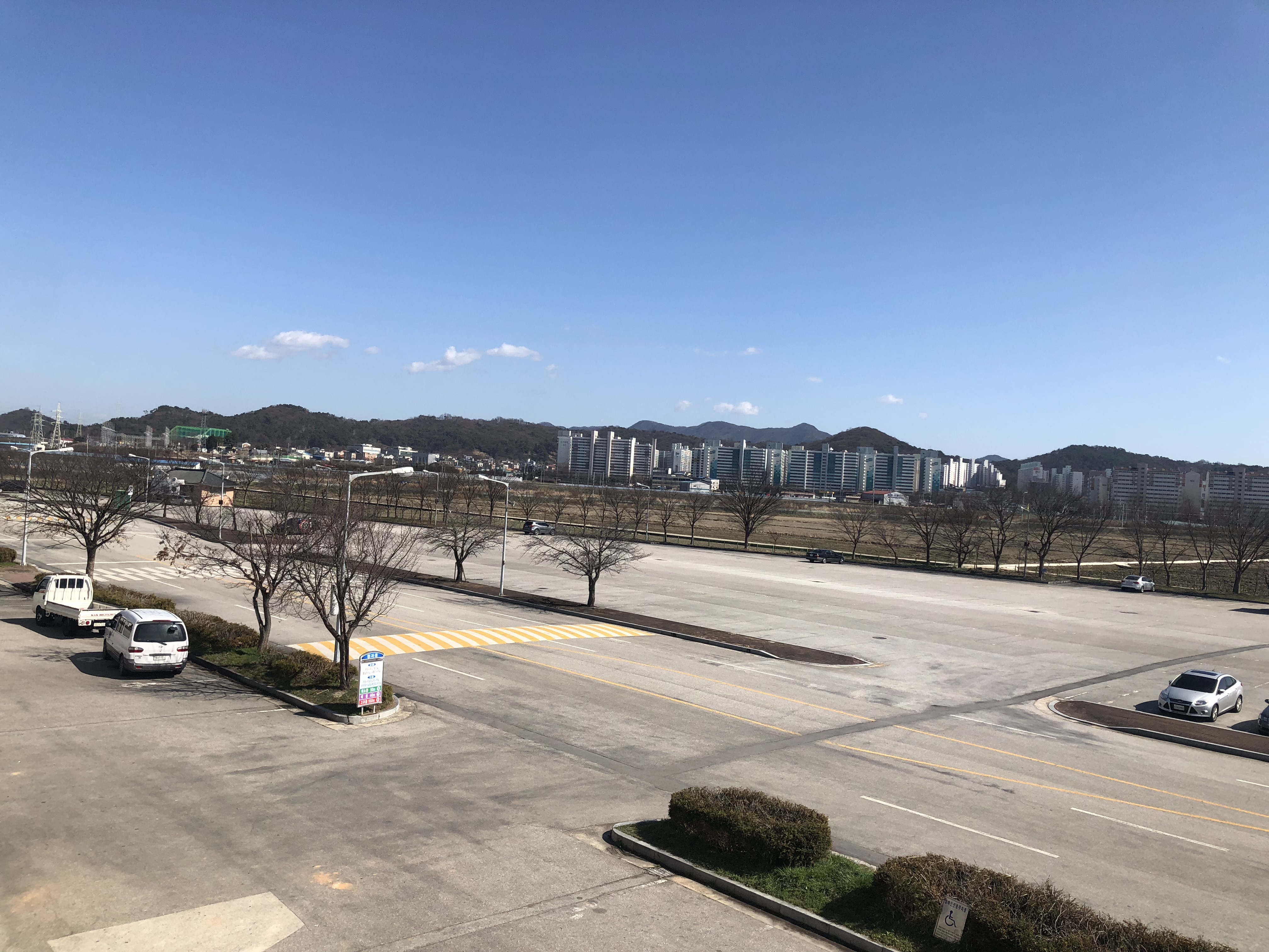 농산물도매시장 건물앞 2