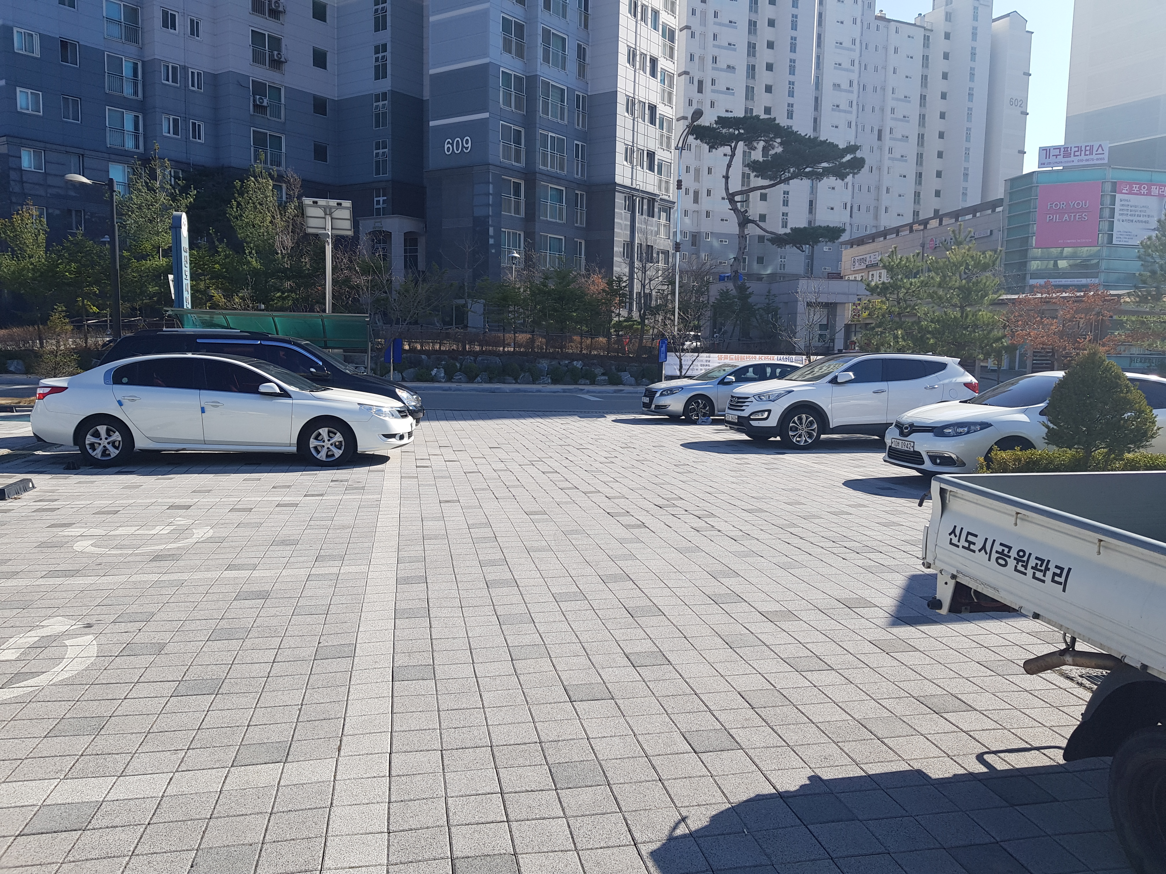 신도시민원행정센터 센터 앞 주차장 2