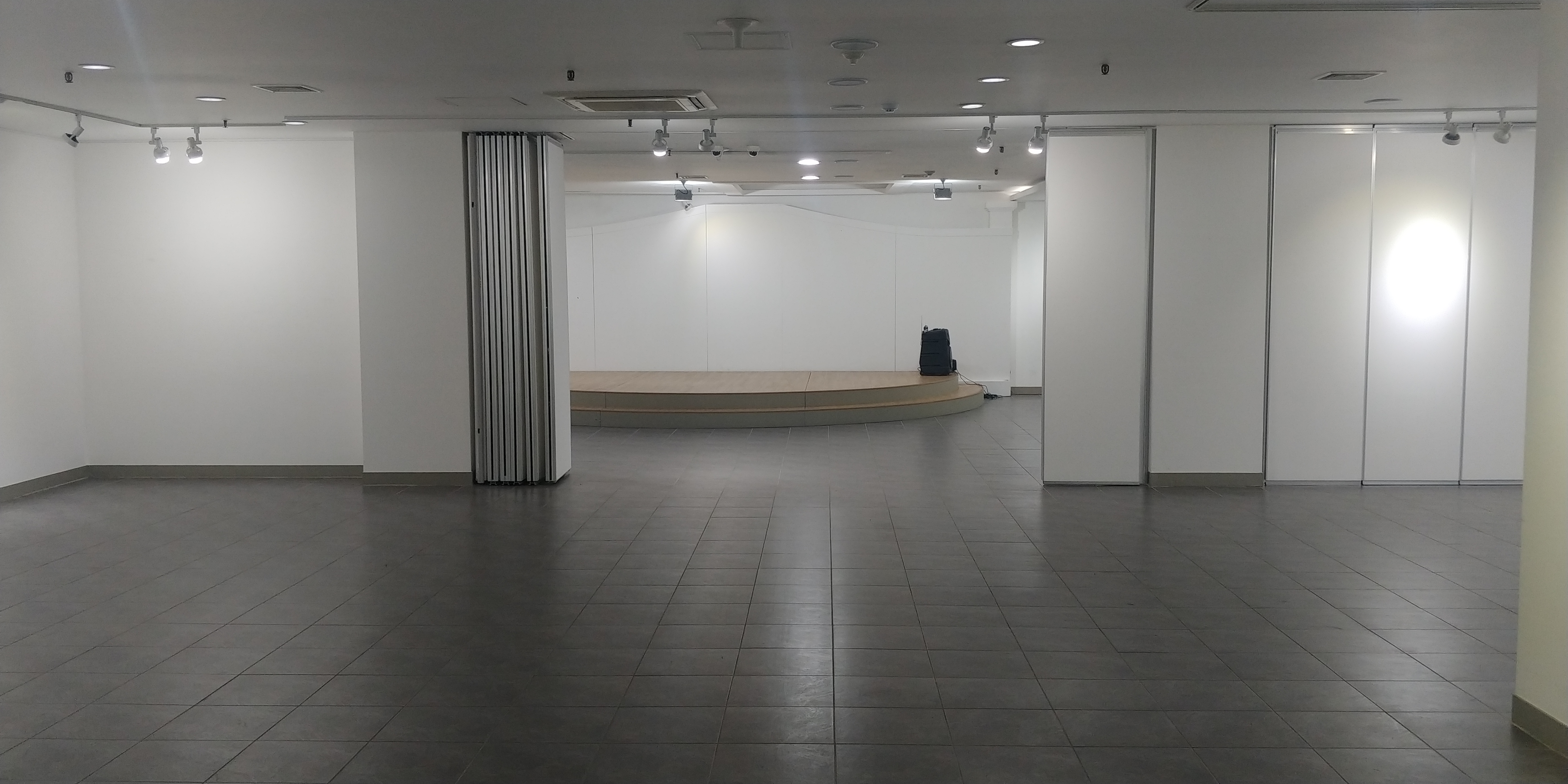 아산시 평생학습관(구관) 지하1층 전시실 1