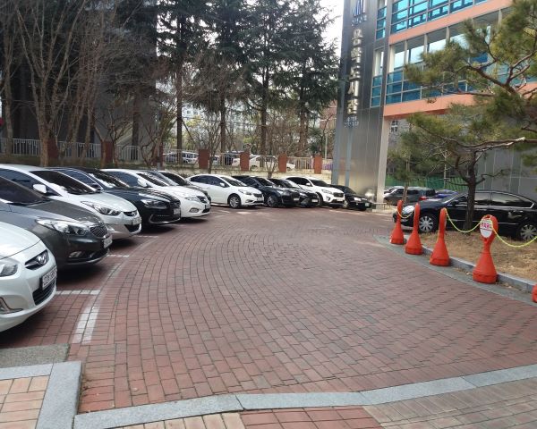 용학도서관 부설주차…