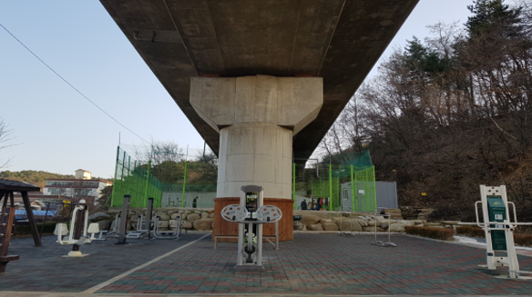 내곡방범대 앞 족구장 야외운동기구 2