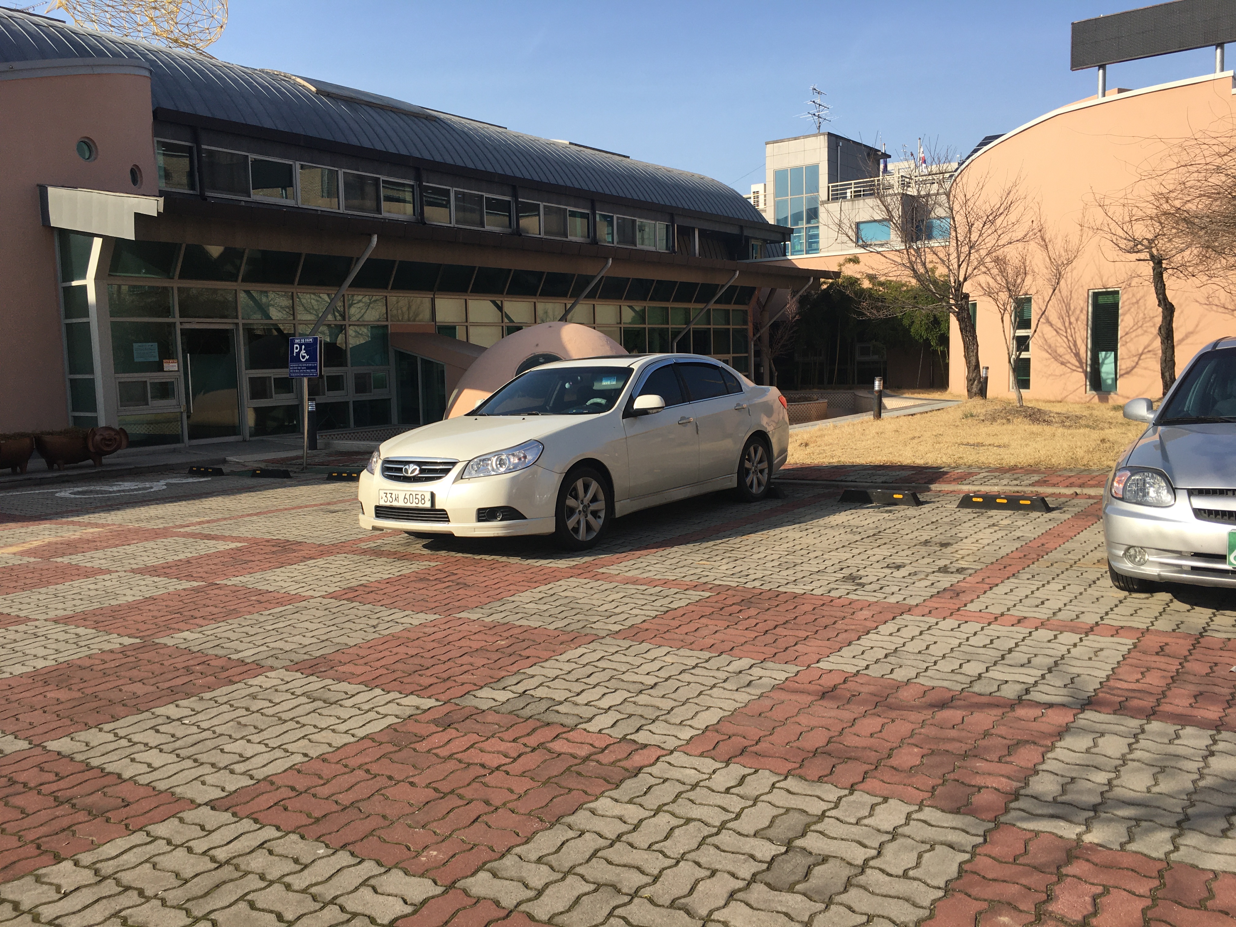 기적의도서관 도서관 앞 2
