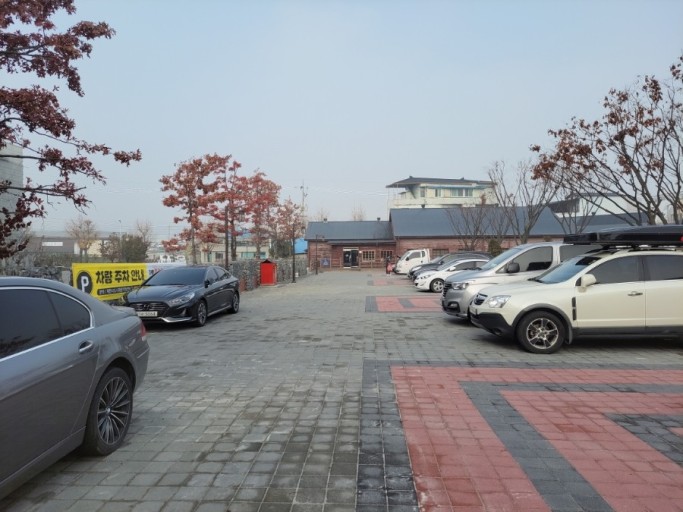 엽연초하우스 부설 주차장