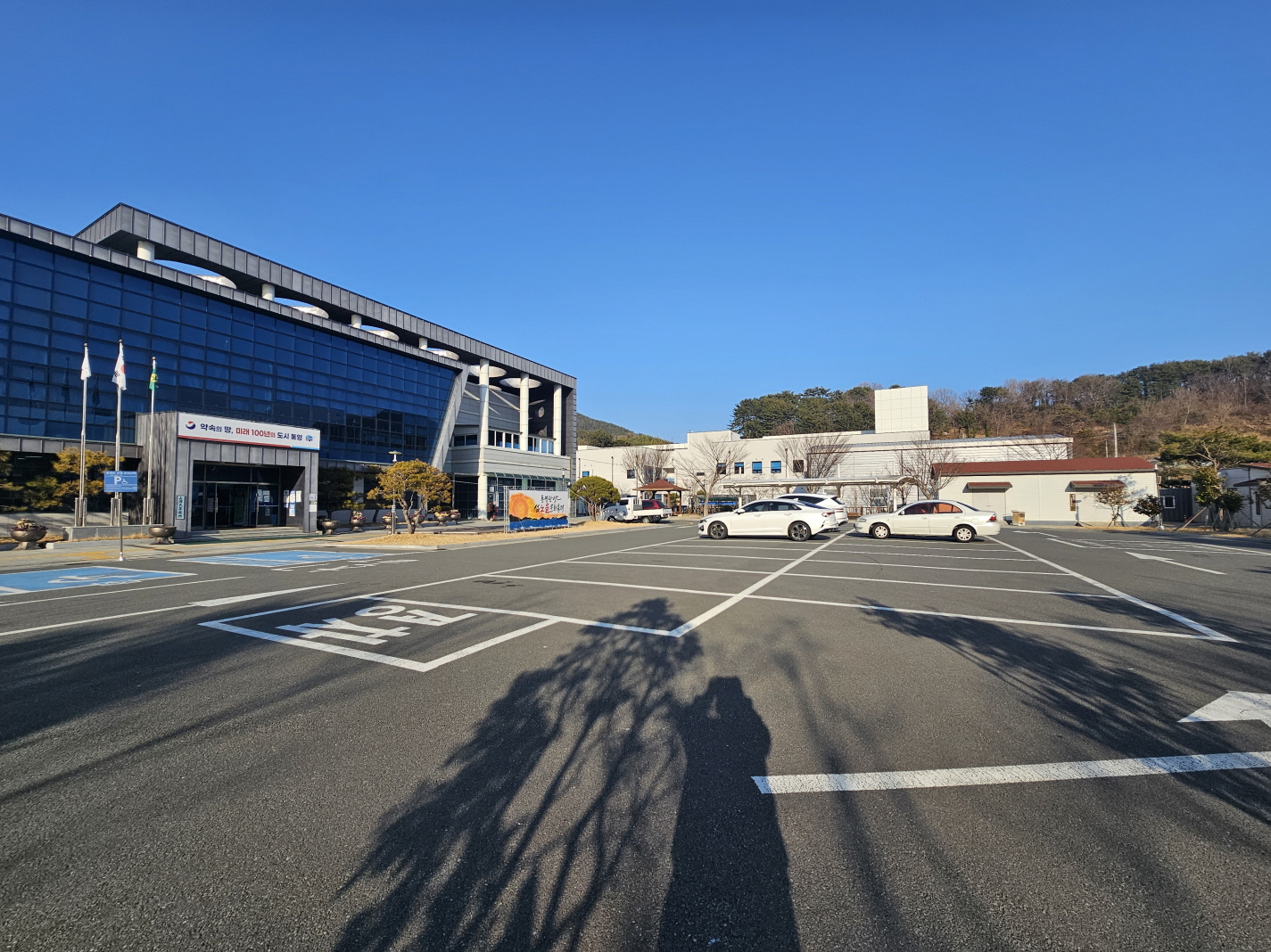 산양읍사무소 주차장…