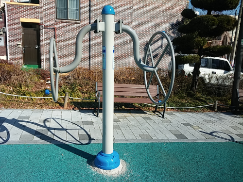 봉선2어린이공원 야외운동기구(돌리기) 1