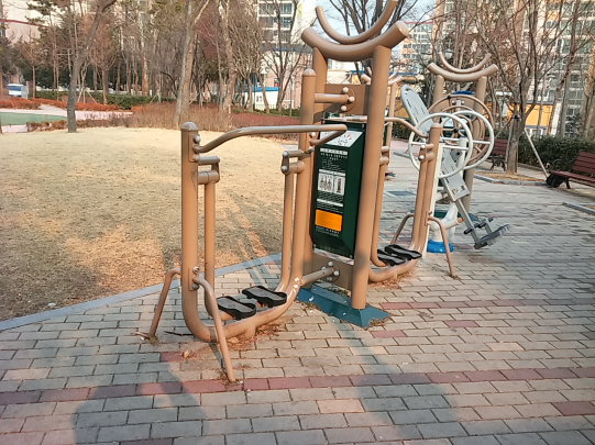 방죽어린이공원 야외운동기구(걷기) 1