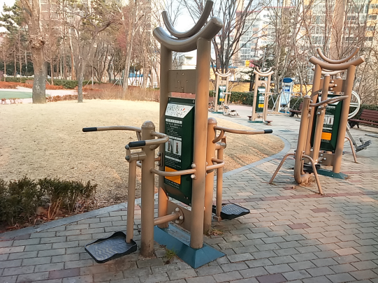 방죽어린이공원 야외운동기구(옆으로타기) 1