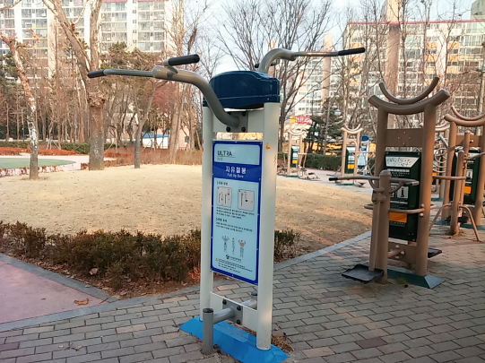 방죽어린이공원 야외운동기구(철봉) 1