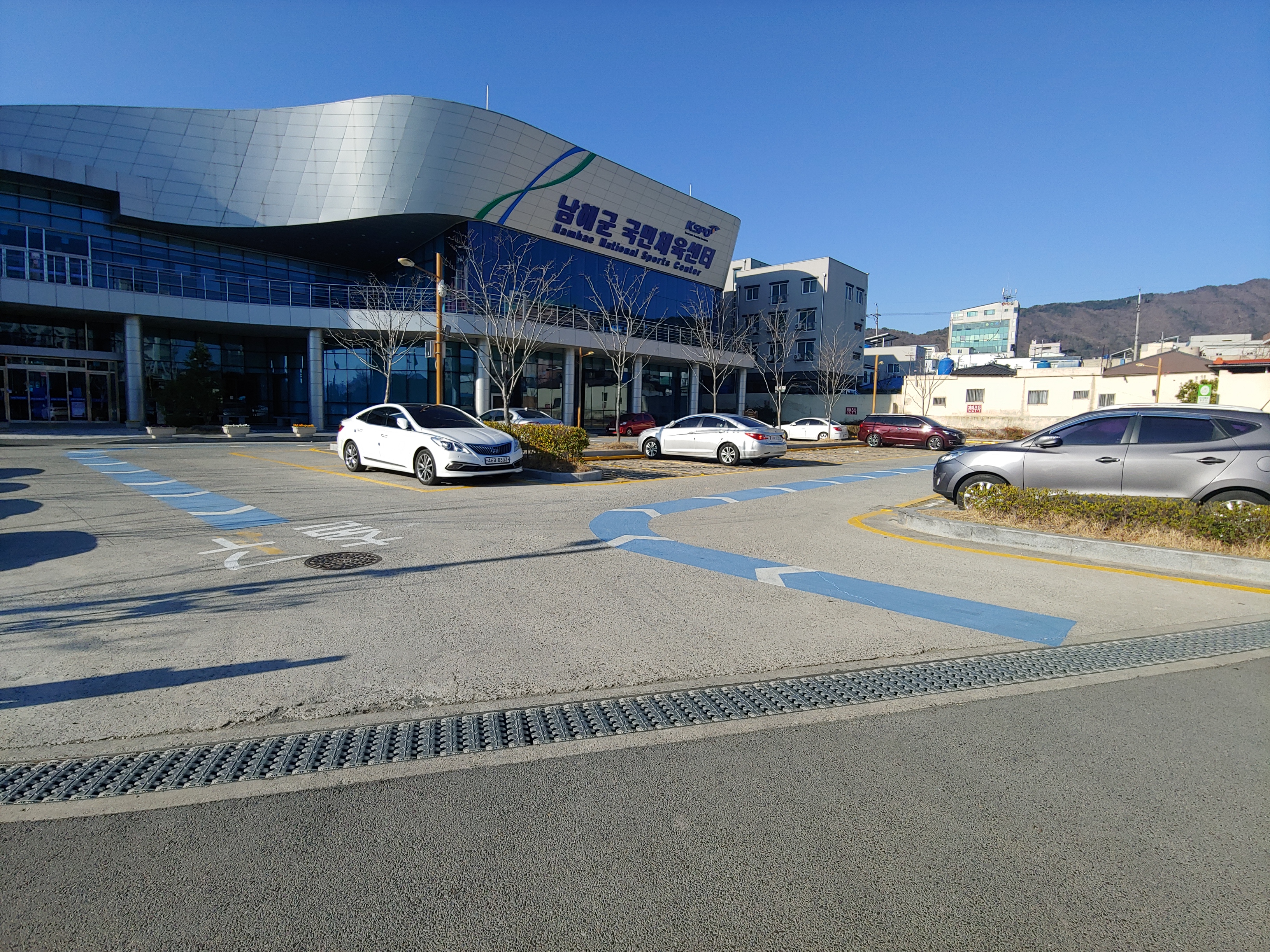 남해군 국민체육센터 본관 앞 2
