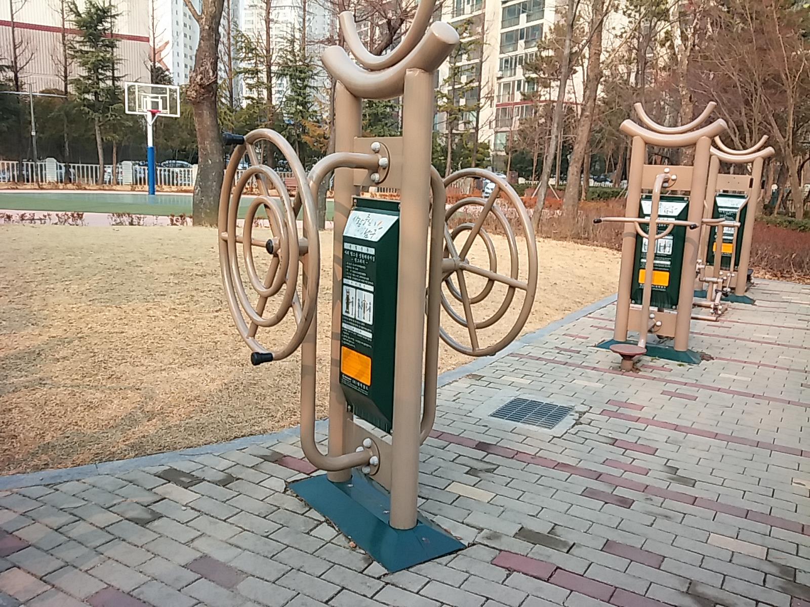 방죽어린이공원 야외운동기구(돌리기) 1