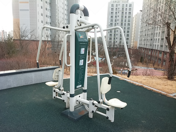 쟁이마당어린이공원 야외운동기구(체어웨이트) 1