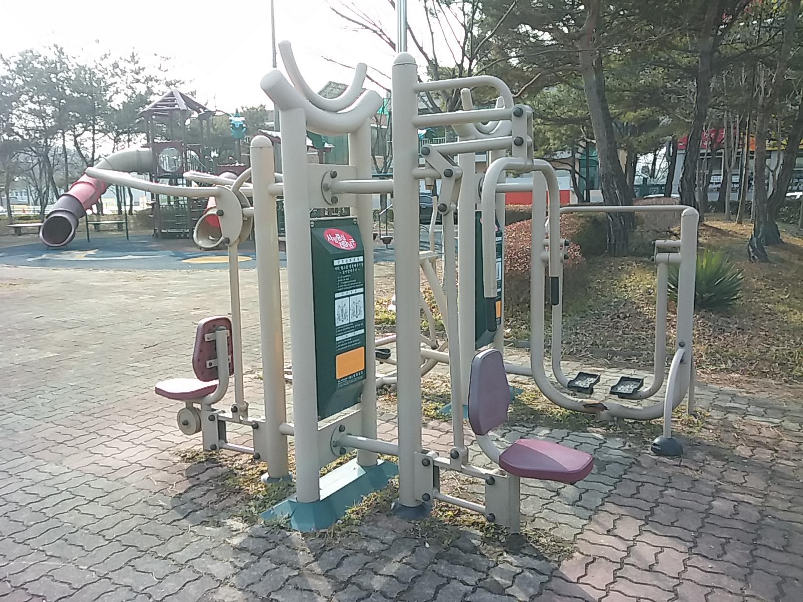 향등어린이공원 야외운동기구(체어웨이트) 1
