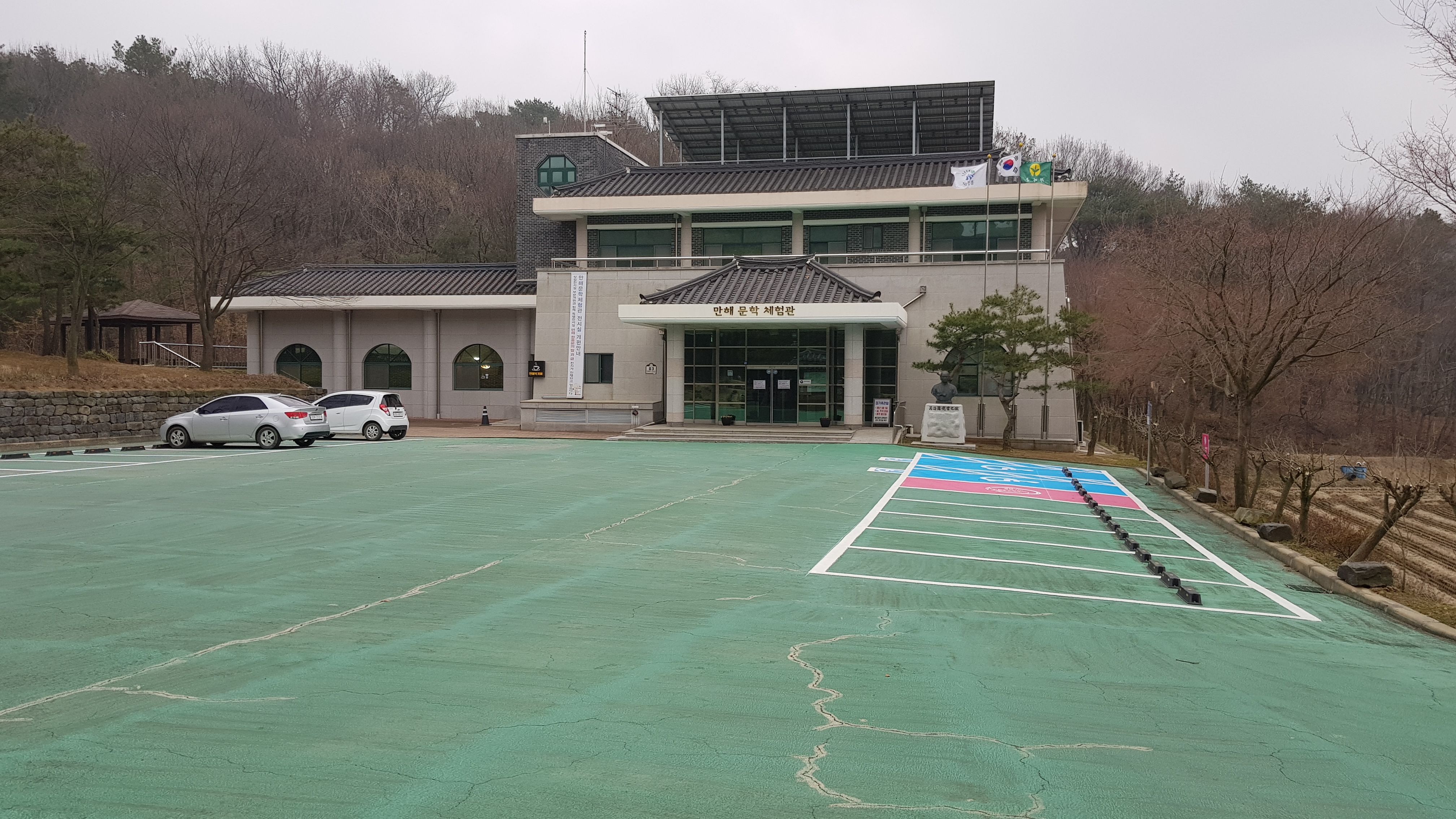 만해문학체험관 진입…