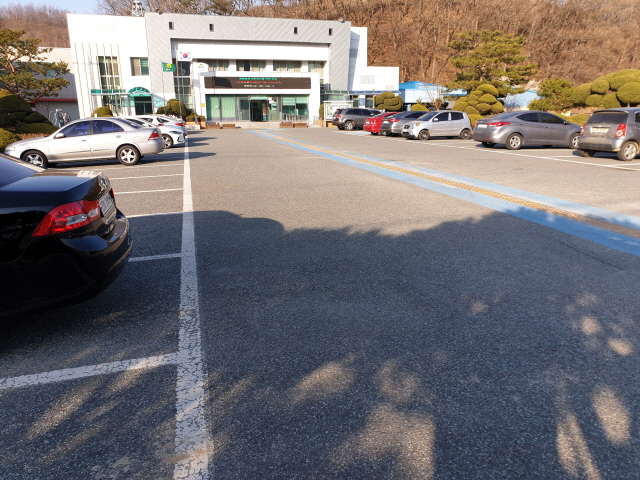 대치면사무소 본관 앞 주차장 2