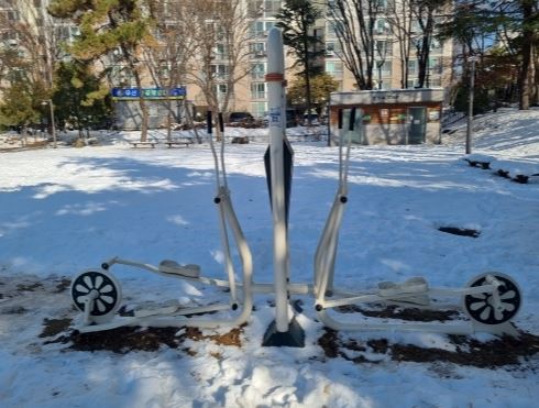 충효어린이공원 야외운동기구 1