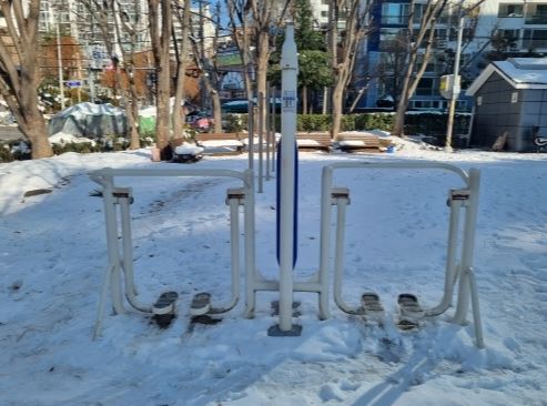 사랑어린이공원 야외운동기구 1