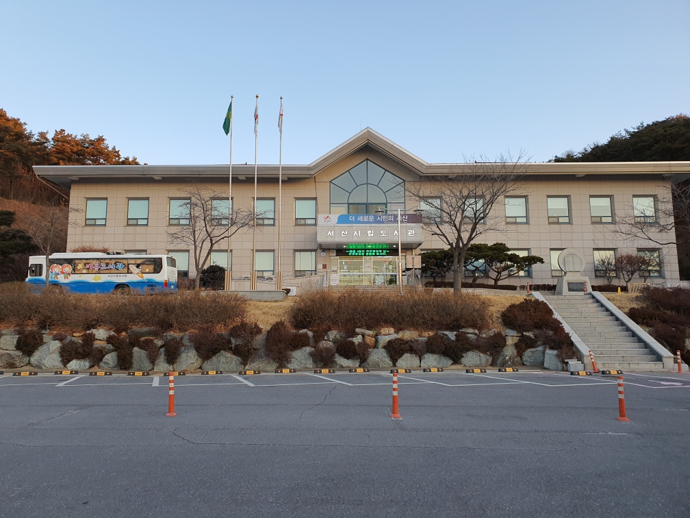 시립도서관 본관 앞…