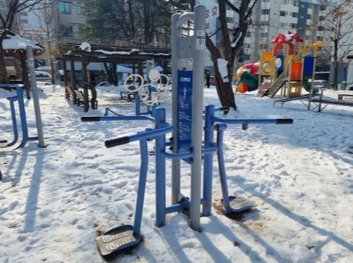 샛터어린이공원 야외운동기구 1