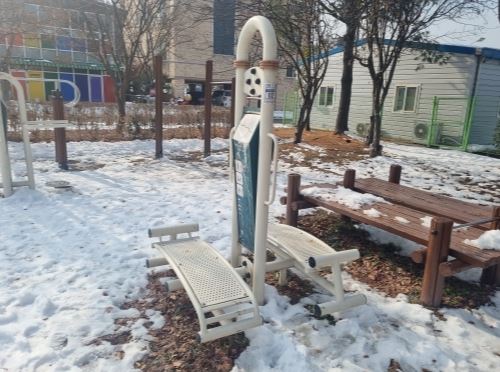 본촌어린이공원 야외운동기구 1