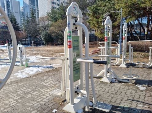 들샘어린이공원 야외운동기구 1