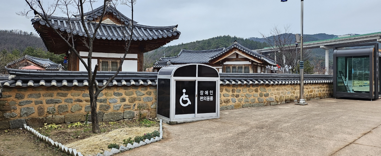 신라불교초전지 방문객용 수동 휠체어 1