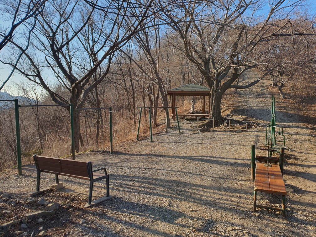 황령산 조림지 끝 동네체육시설 1