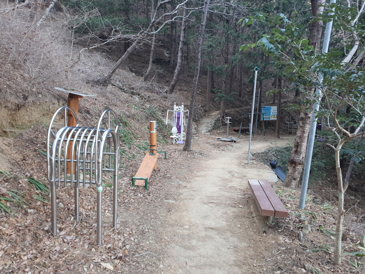 중앙약수터 동네체육시설 1