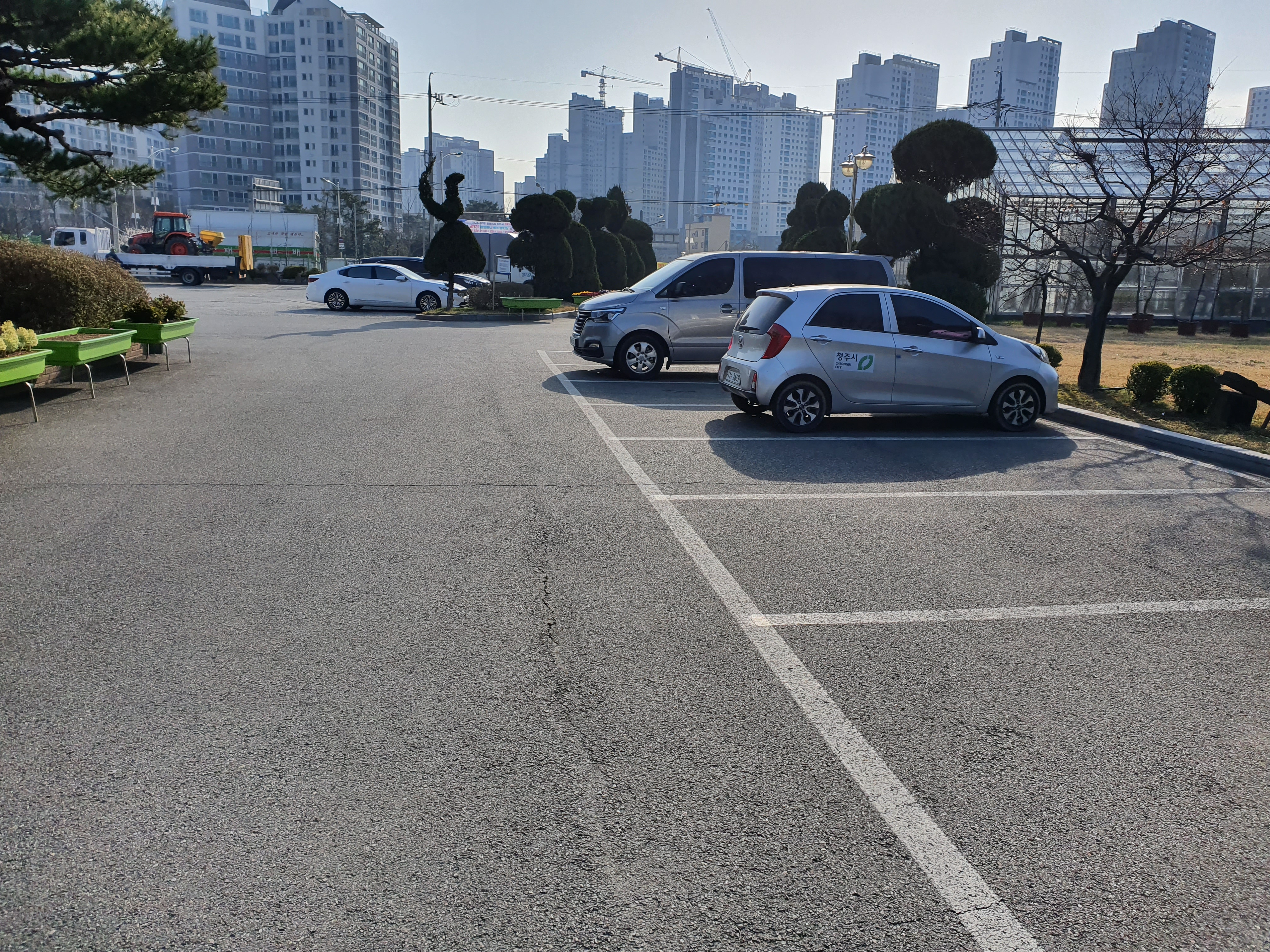 농업기술센터(도시농업관) 본관 앞 2