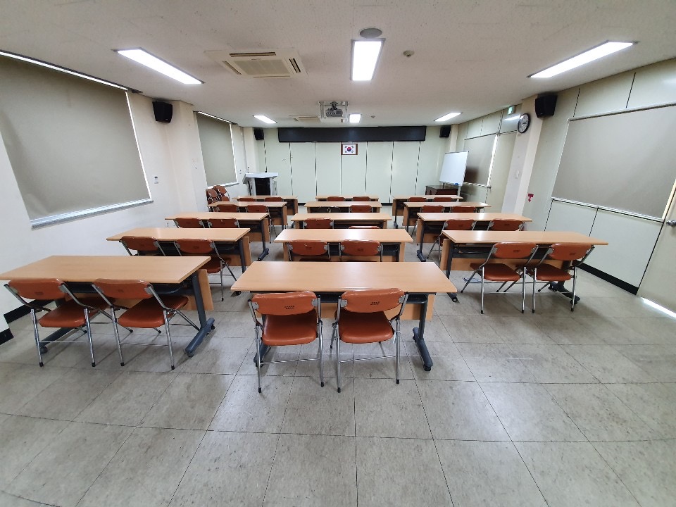 옥천군다목적회관 본관4층 1