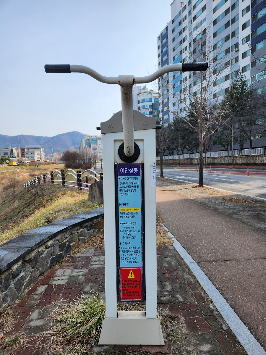용암동 영운천변 동네체육시설 1
