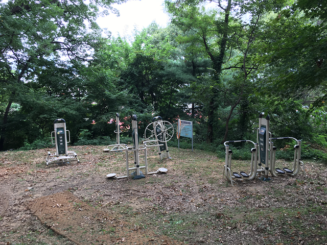 수동 우암산 등산로1 동네체육시설 1