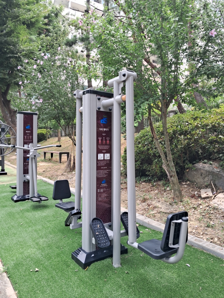 새여울아파트 뒤편 야외운동기구 야외운동기구 1