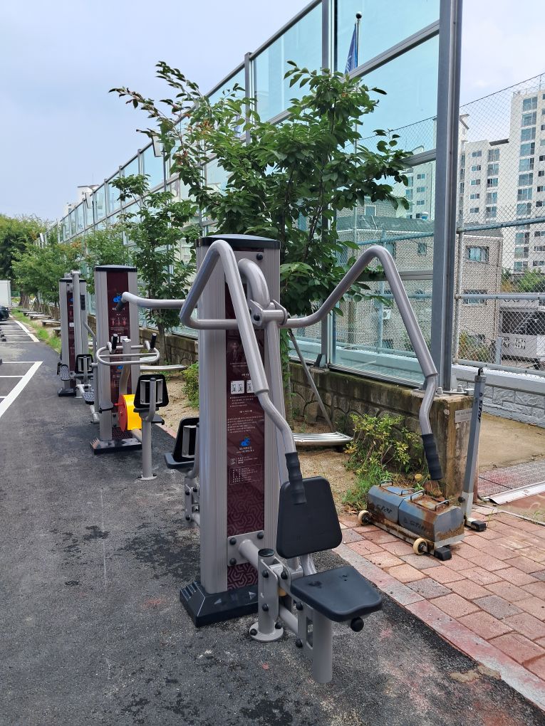 대전생활과학고 교내 공터 야외운동기구 1