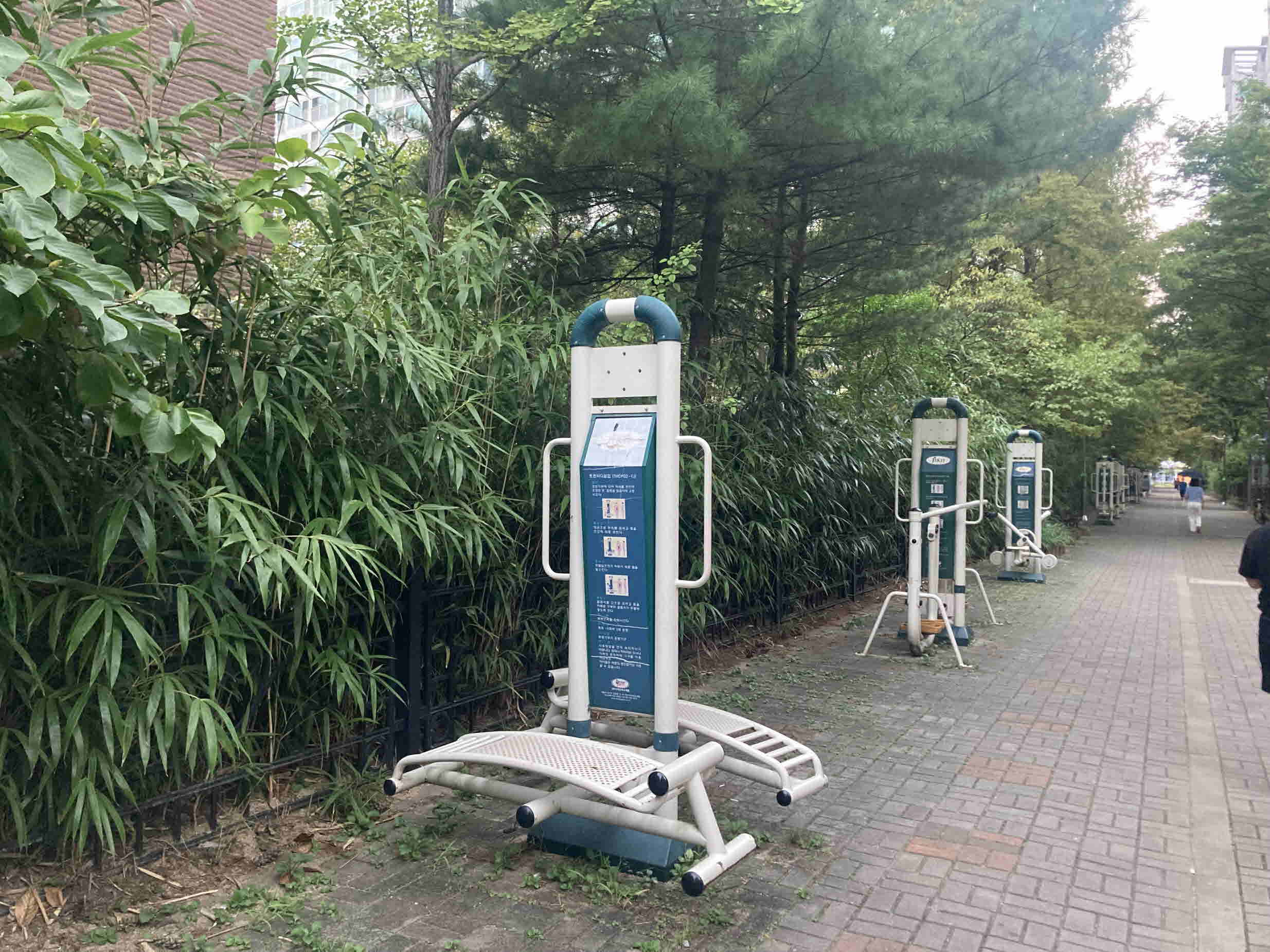 산남계룡리슈빌~현진에버빌 사이 동네체육시설 1
