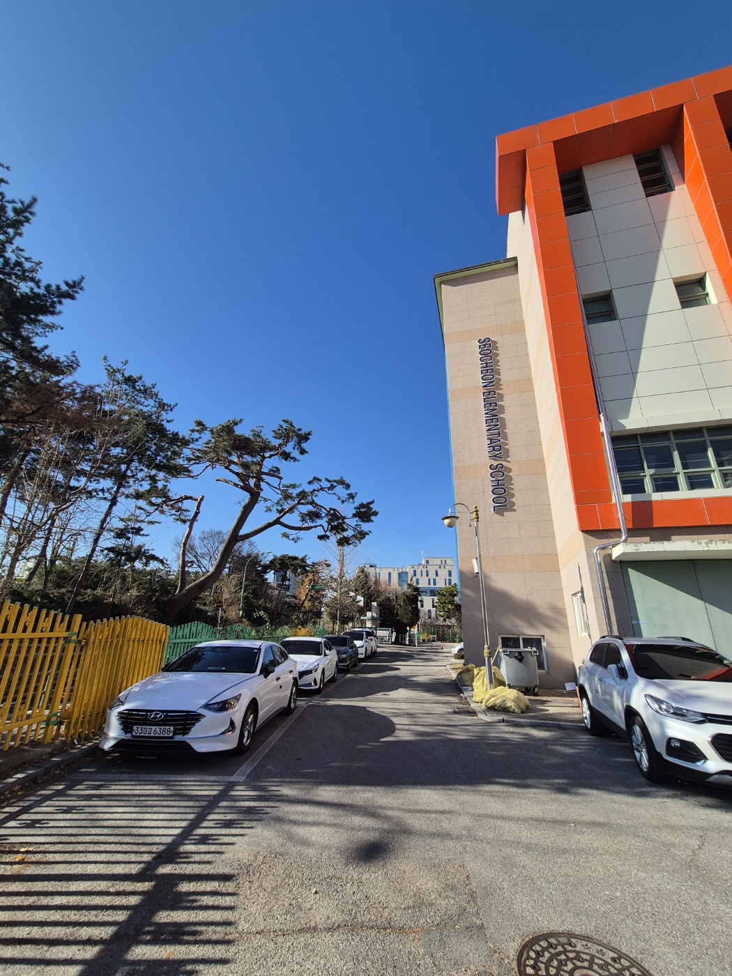 서천초등학교 주차장…