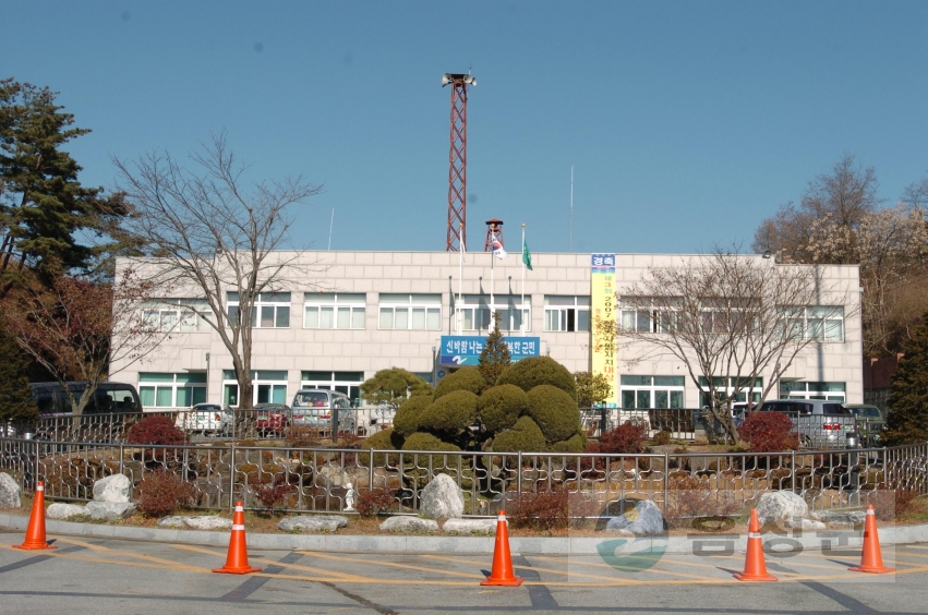 생극면사무소 본관앞…