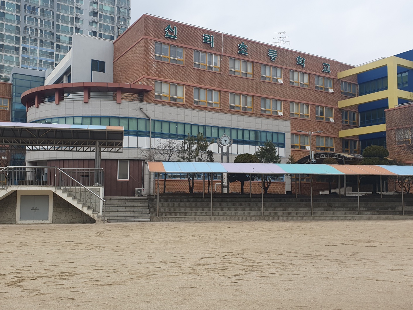 신리초등학교 운동장 1